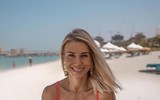 [ẢNH] Nữ cảnh sát quyến rũ nhất buộc phải lựa chọn đồng phục hay bikini